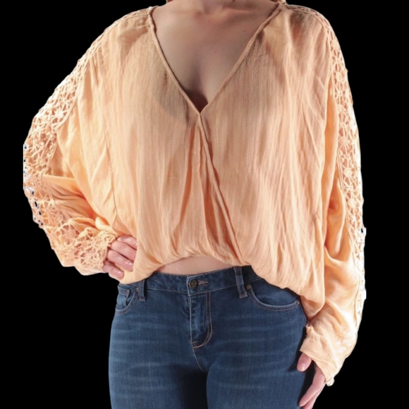 Free People Tops - Free People Peach Crochet Sleeve High Low Women's Boho Top⭐⭐Sold